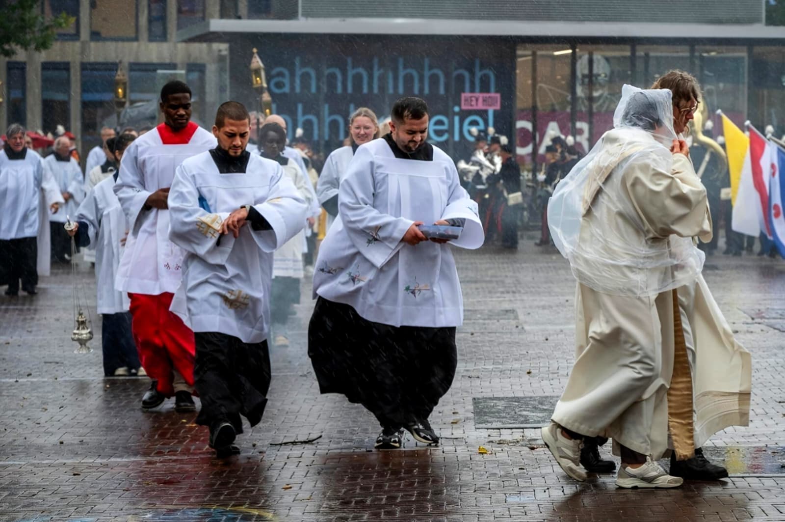 Tijdens de regenachtige Mariaprocessie in Leeuwarden